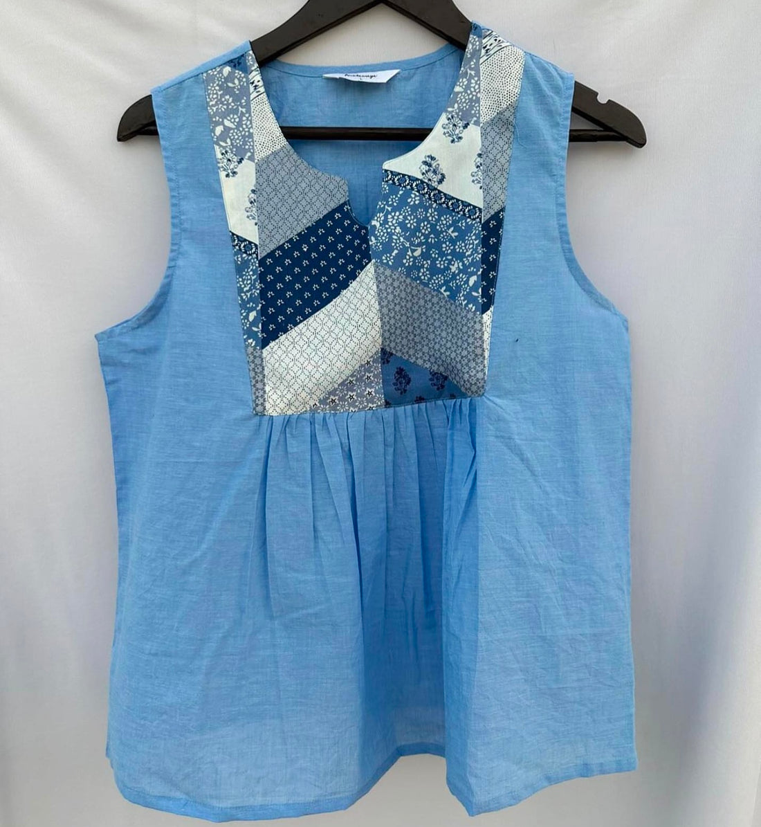 SLEEVELESS CONTRAST TOP