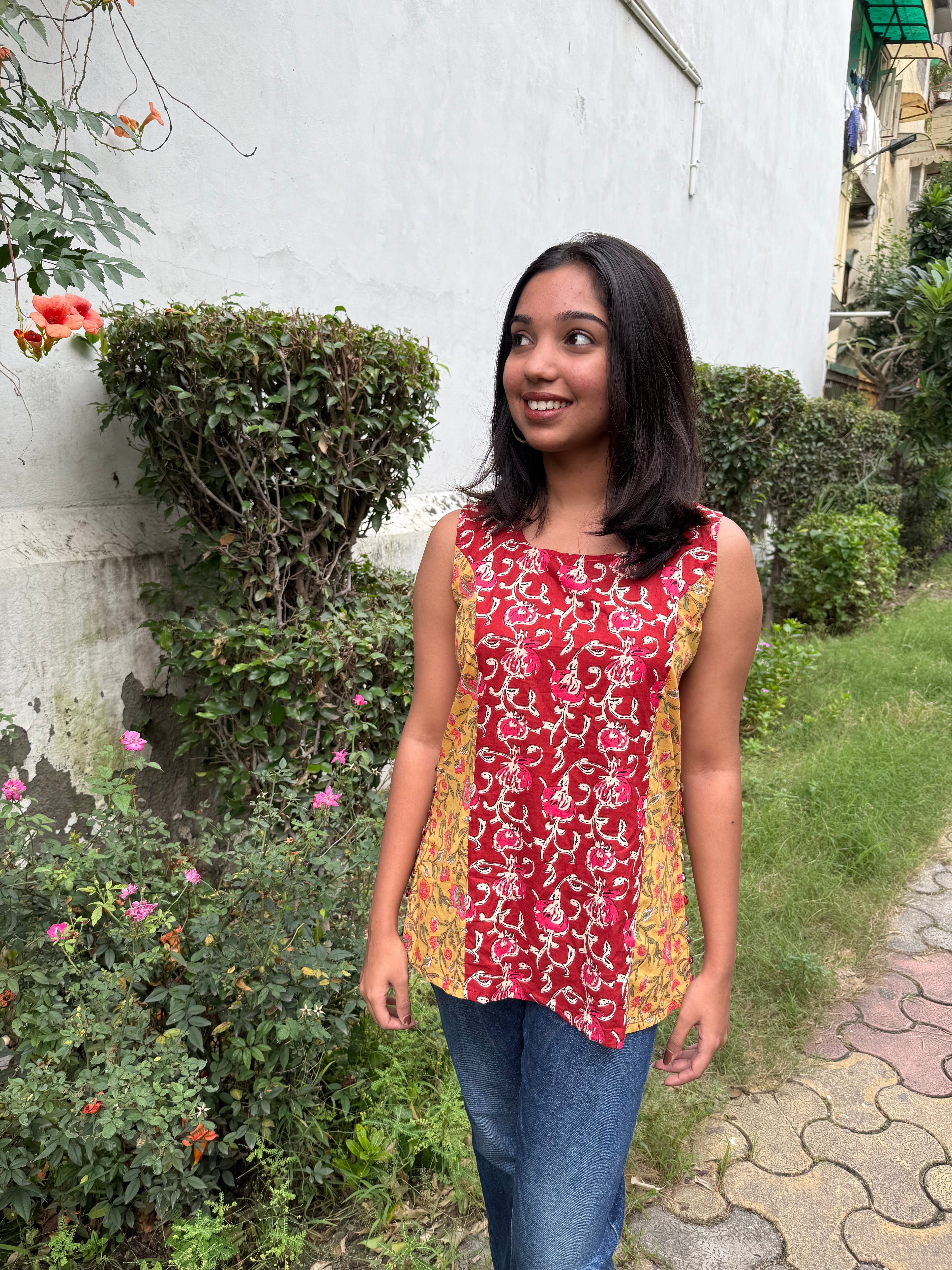 CONTRASTED TUNIC WITH SIDE BUTTONS