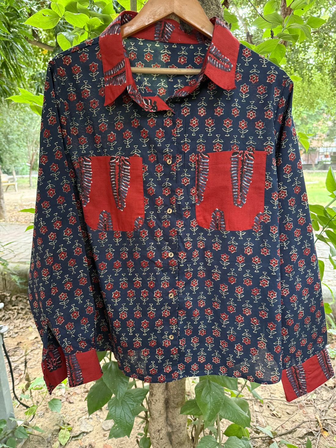 CONTRASTING SHIRT WITH FRONT POCKETS