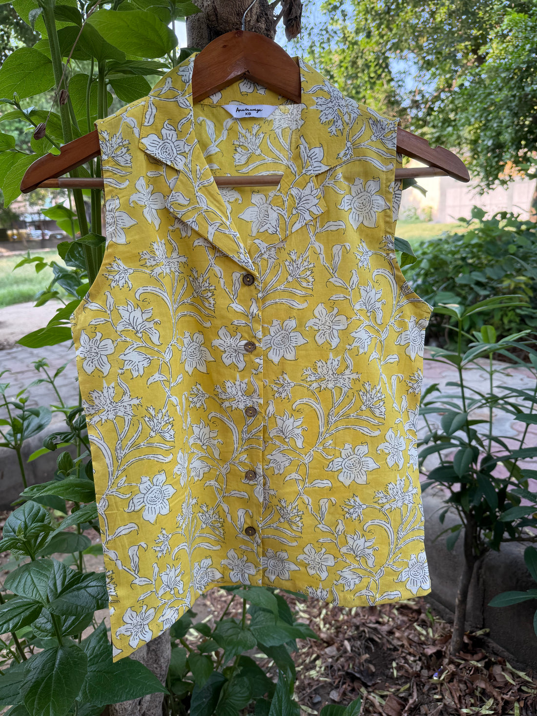 CUBAN COLLARED SLEEVELESS SHIRT