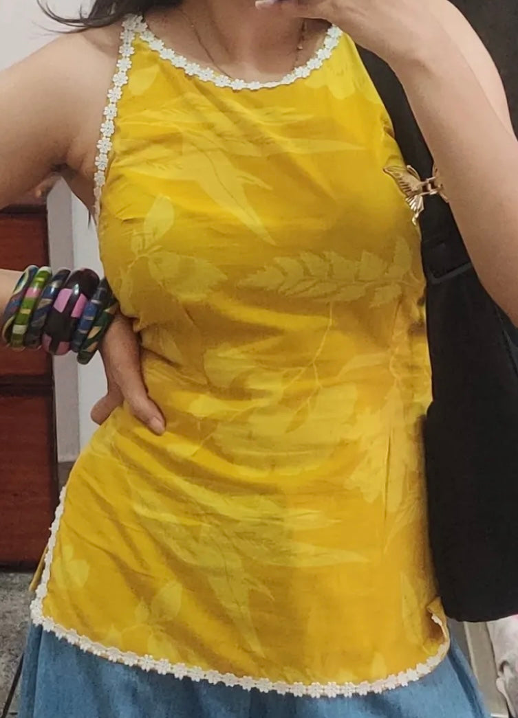 SLEEVELESS SHORT KURTA WITH LACE